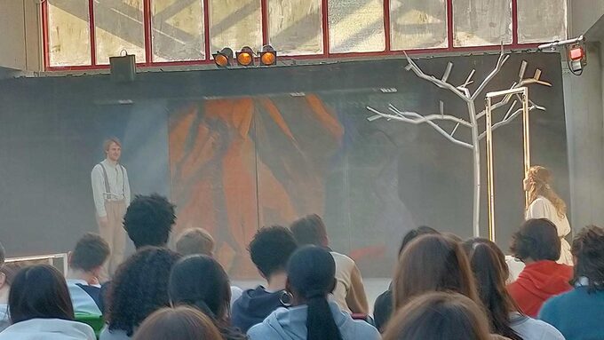 On ne badine pas avec l'amour, mise en scène au lycée par le Théâtre du héron.